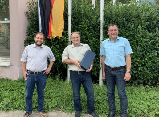 SPD-Ratsmitglied Gerhard Rohrwick (Mitte) gemeinsam mit VG-Bürgermeister Ralph Bothe (rechts) und Ortsbürgermeister Tobias Rohrwick