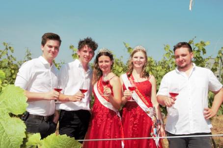 Die künftigen Dalsheimer Kerweborsch Paul Buchert, Lukas Hess und Marlon Wenzel (von links nach rechts) gemeinsam mit den noch amtierenden Kerwemädchen Jennifer Zachmann und Mandy Schroeder (von links nach rechts). Foto: Daniel Korst
