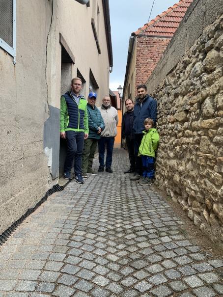 Bildbeschreibung:
Ein Teil der Aktiven der Ehrenamtsgruppe beim Fototermin im unteren Dalsheimer Reil: Bastian Henn, Ronald Stüber, Peter Fahrbach, Ortsbürgermeister Tobias Rohrwick, Denis Serasinghe und Tom Serasinghe. Insgesamt waren 18 Macherinnen und Macher am Projekt beteiligt.