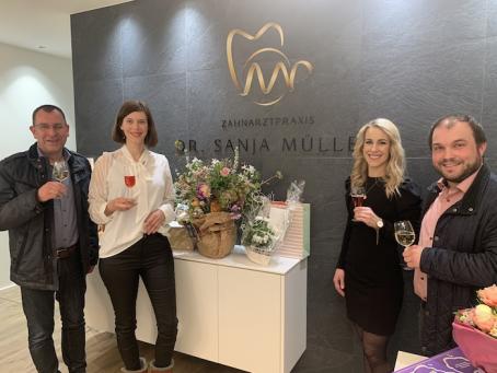 Die Zahnärztinnen Dr. Sanja Müller (rechts) und Antje Amigoni (links) freuen sich gemeinsam mit VG-Bürgermeister Ralph Bothe und Ortsbürgermeister Tobias Rohrwick über die Neueröffnung der Zahnarztpraxis in Flörsheim-Dalsheim.