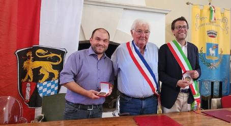 Garons Bürgermeister Alain Dalmas (Mitte) gemeinsam mit Bürgermeister Giuseppe Contorno aus Revigliasco d‘Asti (rechts) und Ortsbürgermeister Tobias Rohrwick bei der Erneuerung der beiden Gemeindepartnerschaften im Rathaus von Garons.