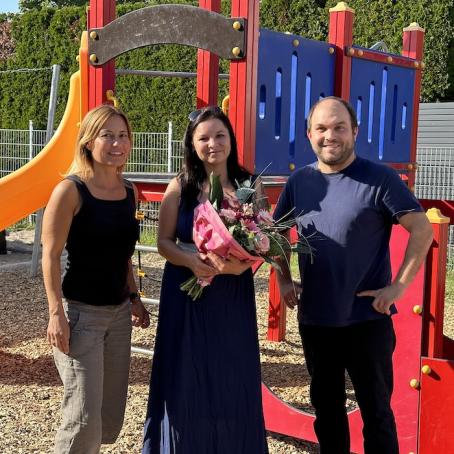 Jasmin Willfahrt (Mitte), die stellv. Kita-Leitung Claudia Tisch und Ortsbürgermeister Tobias Rohrwick freuen sich über den erfolgreichen Abschluss der Ausbildung.