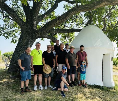 Die Aktiven der Ehrenamtsgruppe bei der Übergabe der sanierten Trulli im Rahmen der Trullo-Radwanderung (v. l. n. r.): Ortsbürgermeister Tobias Rohrwick, Karl Schäfer, Peter Fahrnbach, Bastian Henn, Roland Gromeier, Werner Schmidt, Ronald Stüber, Gerald Beyer, Volker Henn, Denis und Tom Serasinghe.
