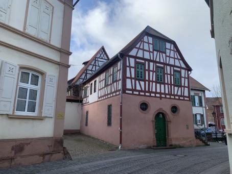 Das historische Rathaus in der Alzeyer Straße im Ortskern Nieder-Flörsheim soll umfangreich saniert werden.