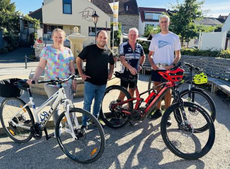 Bei der Übergabe der Präsente freuen sich (v. l. n. r.) Annett Böttner, Ortsbürgermeister Tobias Rohrwick, Joachim Bähr und Martin Schmittel.