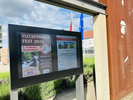 An zentraler Stelle informiert das neue Infodisplay tagesaktuell über Veranstaltungen und Nachrichten aus der Ortsgemeinde.