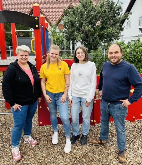 Lara Klee (Mitte links) und Laura Klass (Mitte rechts), Kita-Leitung Silke Bauer und Ortsbürgermeister Tobias Rohrwick freuen sich über den erfolgreichen Abschluss der Ausbildung.