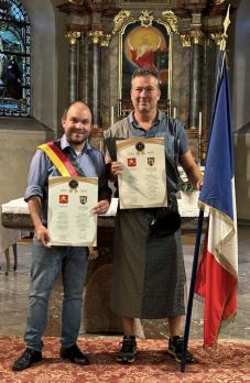 Guillaume Tardieu, Präsident des Partnerschaftskomitees in Garons, und Ortsbürgermeister Tobias Rohrwick unterzeichneten anlässlich des Jubliäums eine Partnerschaftsurkunde.