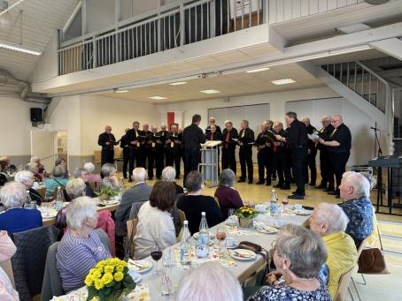 Der Männerchor der Singgemeinschaft Ober-Flörsheim/Flörsheim-Dalsheim beim Auftritt im Bürgerhaus.