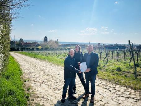 Bürgermeister Ralph Bothe, Vorsitzender der LEADER-Region „Rhein-Haardt“, und Geschäftsführerin Carolin Schreiber überreichen den Förderbescheid für die Machbarkeitsstudie der Fleckenmauer an Ortsbürgermeister Tobias Rohrwick (v.r.n.l.).