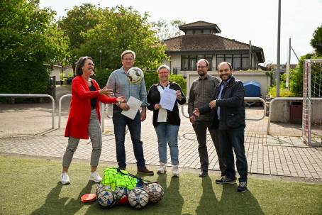 Landtagsabgeordnete Kathrin Anklam-Trapp (v. l.) überreicht den Vorstandsmitgliedern des TSV Flörsheim-Dalsheim Frank Kiefer (1. Vorsitzender), Monika Kiefer (Schriftführerin) und Viktor Bernhard (Kassenwart) im Beisein von Ortsbürgermeister Tobias Rohrwick den Förderbescheid samt Zuwendungsvertrag des Landes Rheinland-Pfalz zur Erneuerung der Heizung des im Hintergrund zu sehenden Vereinsheimes in Höhe von 39.900,- Euro. (Foto: Mirco Metzler)