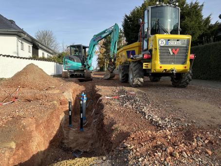Die Bauarbeiten im ersten Bauabschnitt (südlicher Teil der Albert-Schweitzer-Straße) gehen gut voran: Die Neuverlegung der Wasserleitung konnte zwischenzeitlich abgeschlossen werden.